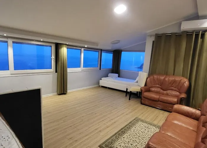 Jon Rooms